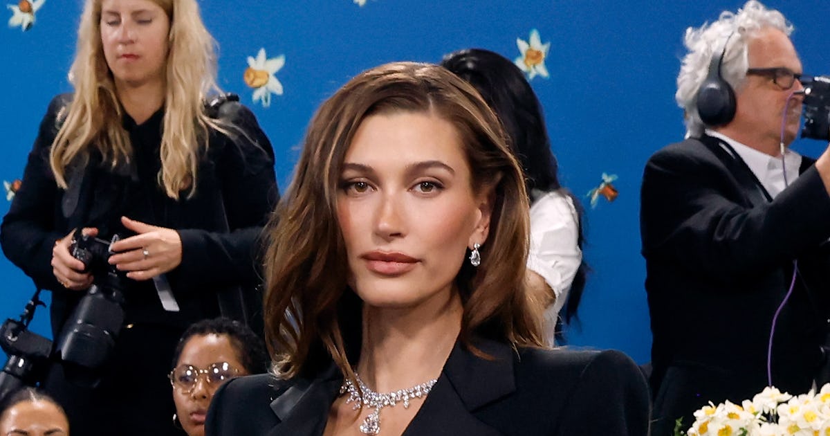 Hailey Bieber quedó sin pantalones en la portada de 'Vogue'