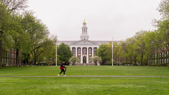 Harvard demanda para desafiar la prohibición internacional de estudiantes de