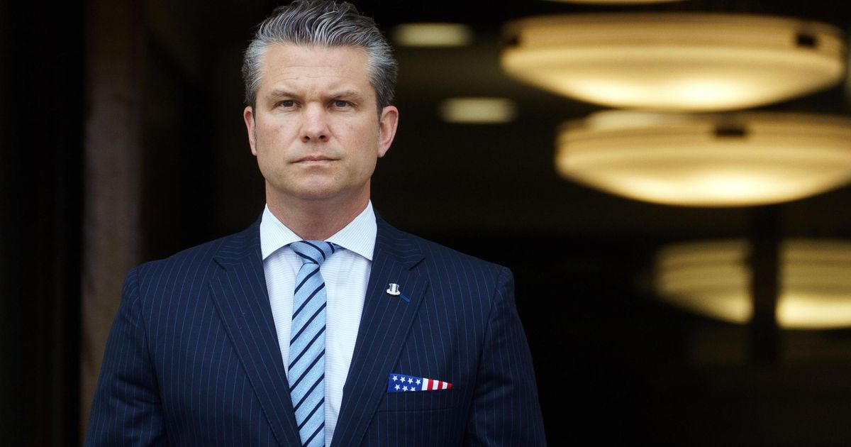 Hegseth reduce el veinte por ciento de empleos altos oficiales