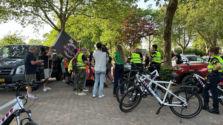 Muchas policías están presentes el viernes por la noche (Foto: Omroep Brabant).