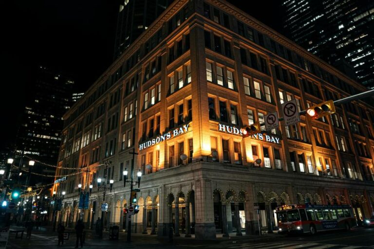 Hudson's Bay planea vender contratos de alquiler de sucursales al