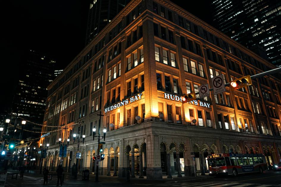 Hudson's Bay planea vender contratos de alquiler de sucursales al