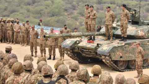 El general Asim Munir habla con tropas del Cuerpo de Huelga Mangla de Pakistán sobre un tanque en Jhelum, provincia de Punjab, la semana pasada