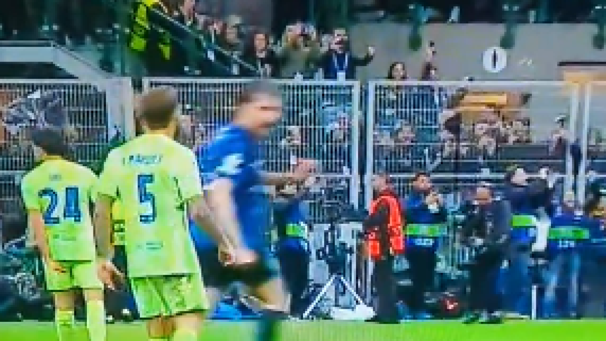 Inigo Martínez, escupe a Acerbi después de la duplicación del