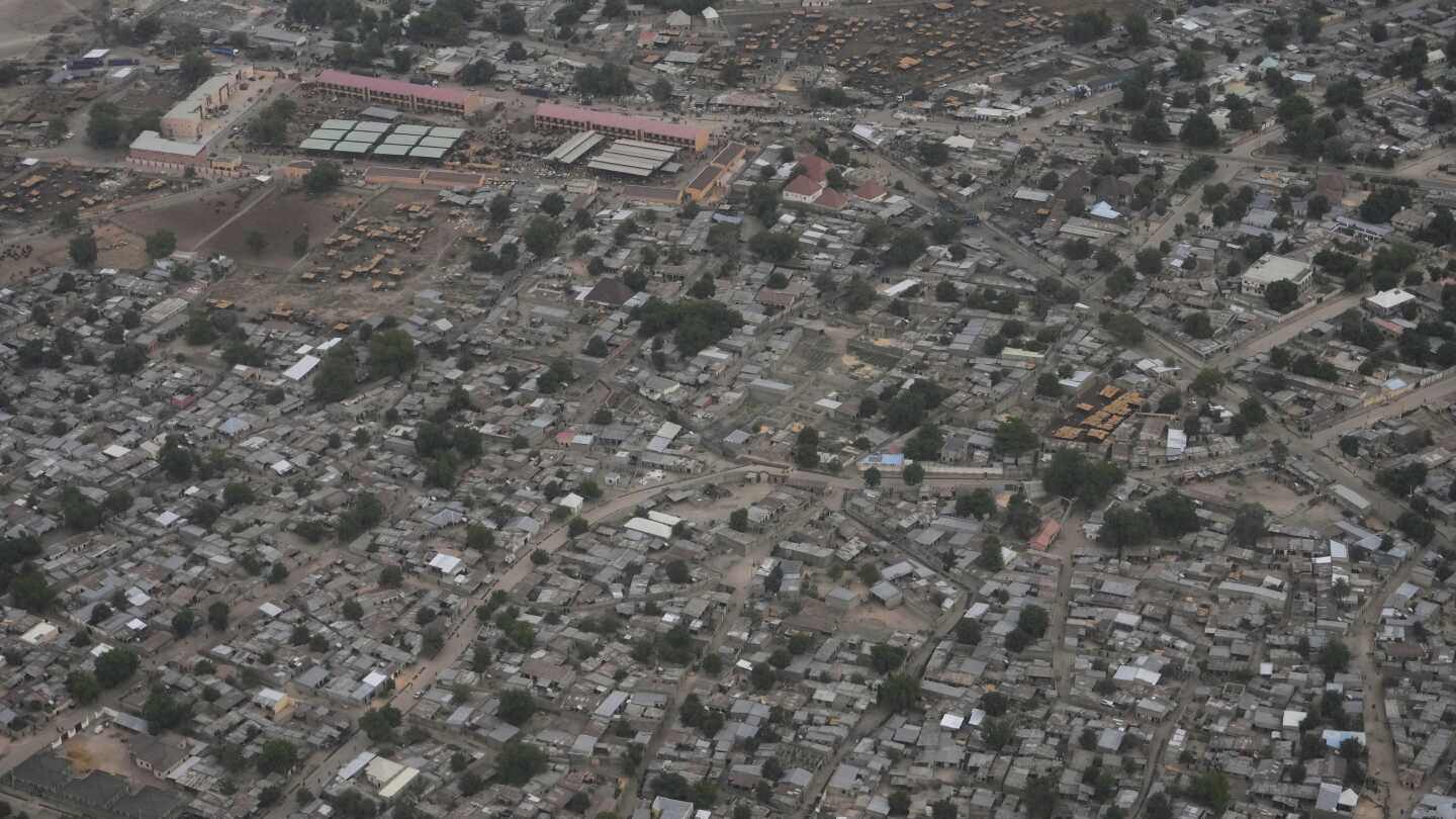 Inundaciones matan al menos a 111 personas en una localidad