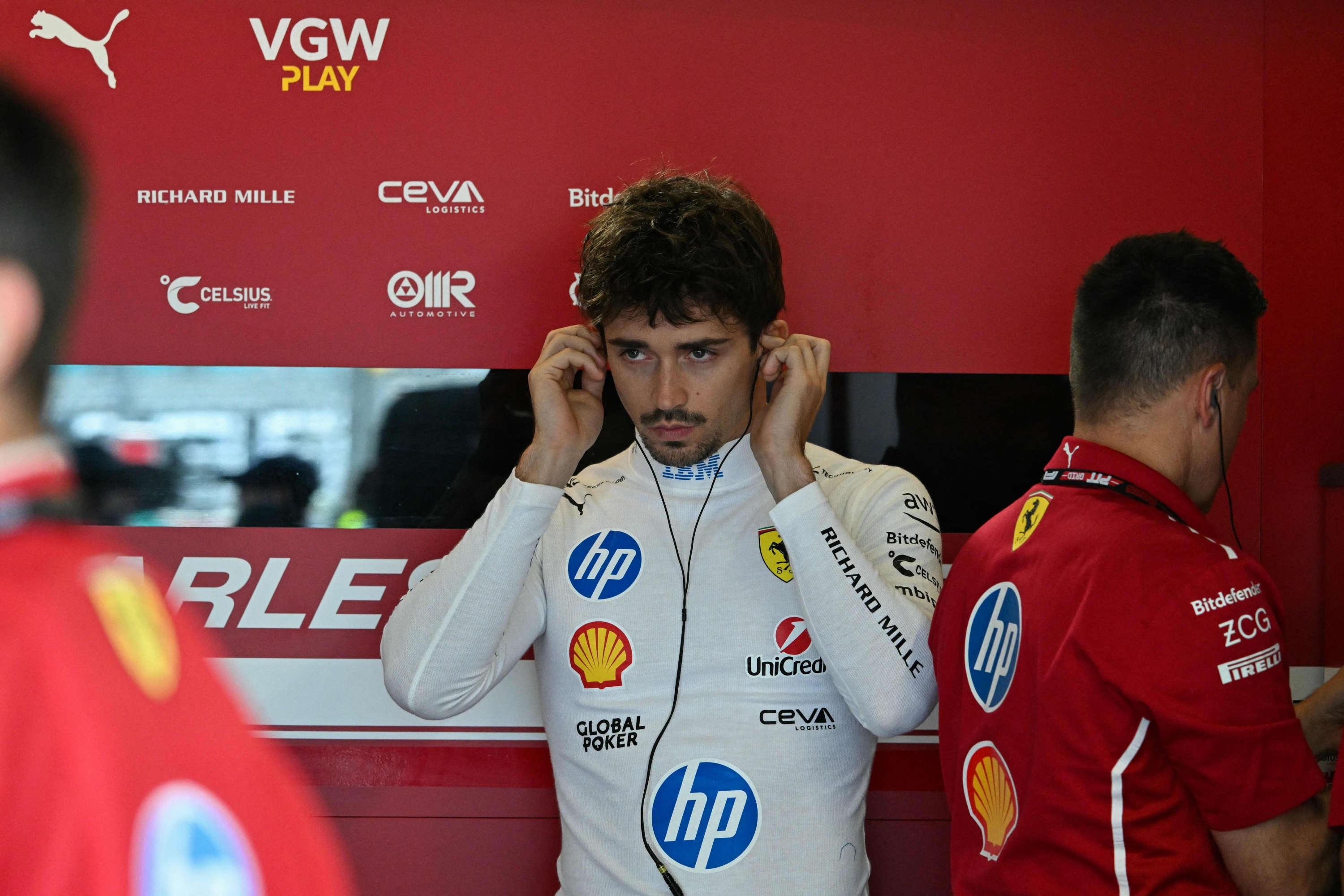 El conductor monegasco de Ferrari Charles Leclerc se prepara para el comienzo del Gran Premio de Fórmula Uno de Miami 2025 en el Autodrome Internacional de Miami en Miami Gardens, Florida, el 4 de mayo de 2025. (Foto de Chandan Khanna / AFP)