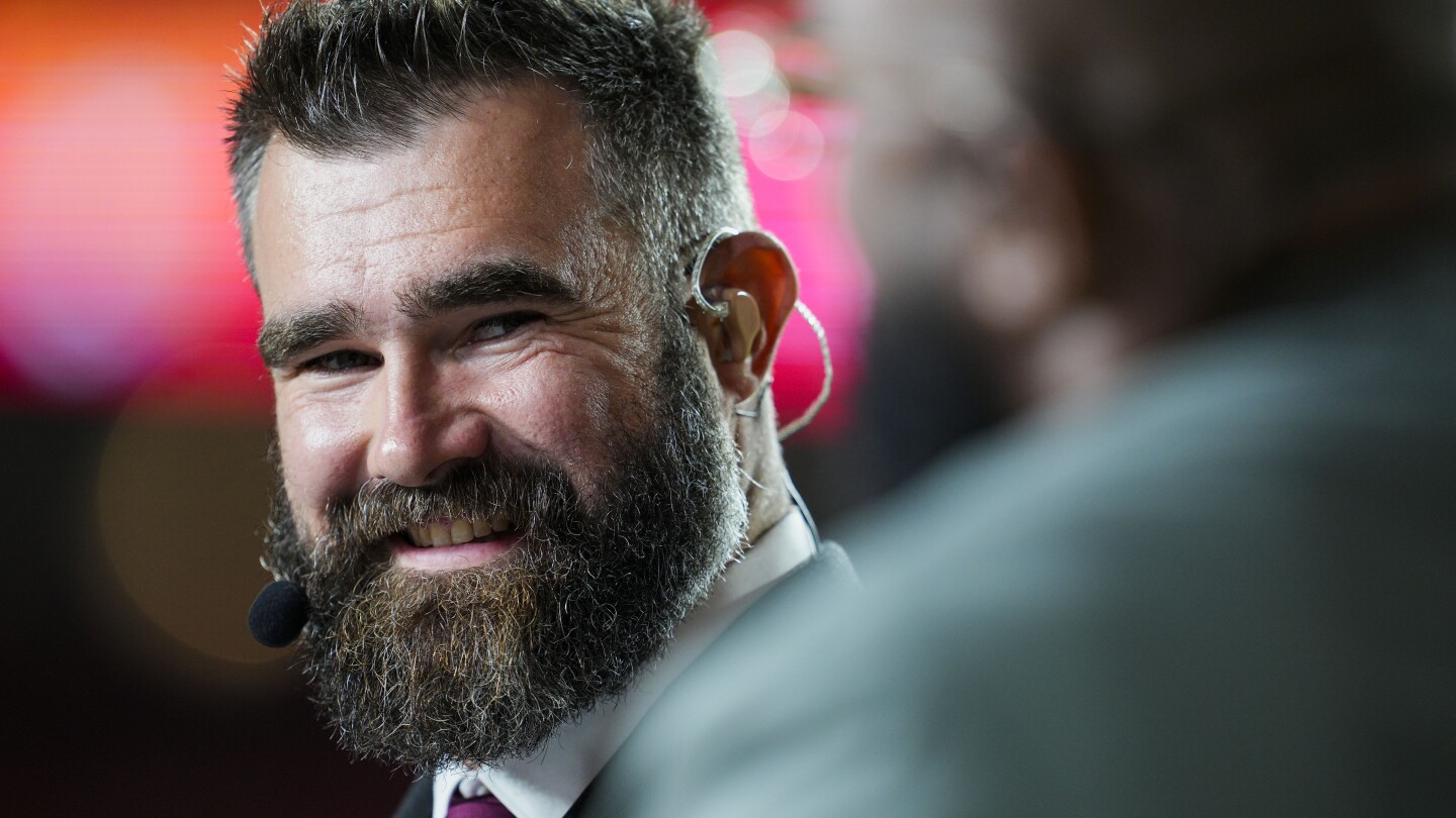 Jason Kelce sugiere un partido entre el equipo de banderas