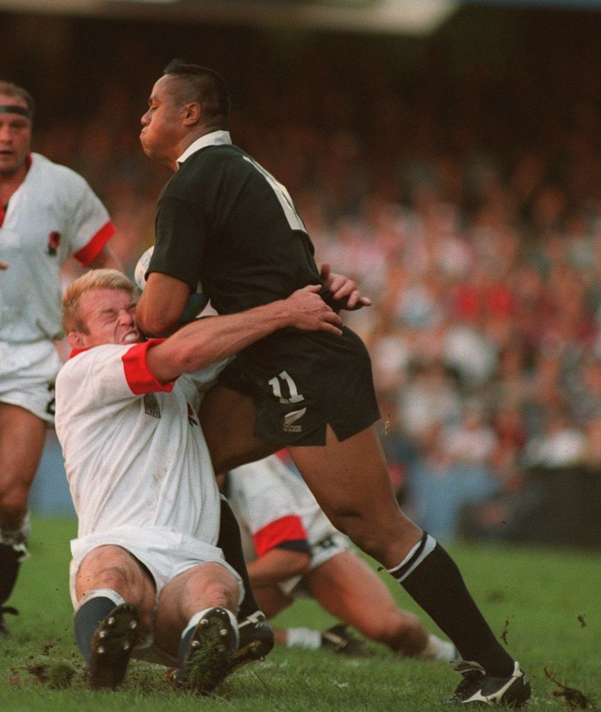 18 de junio de 1995: el flanco Tim Rodber de Inglaterra intenta detener el extremo Jonah Lomu de Nueva Zelanda en la segunda semifinal de la Copa Mundial de Rugby en Newlands, Ciudad del Cabo. Nueva Zelanda ganó el partido 45-29 y se encontrará con Sudáfrica en la final. Hombres por crédito: David Rogers/Allsport