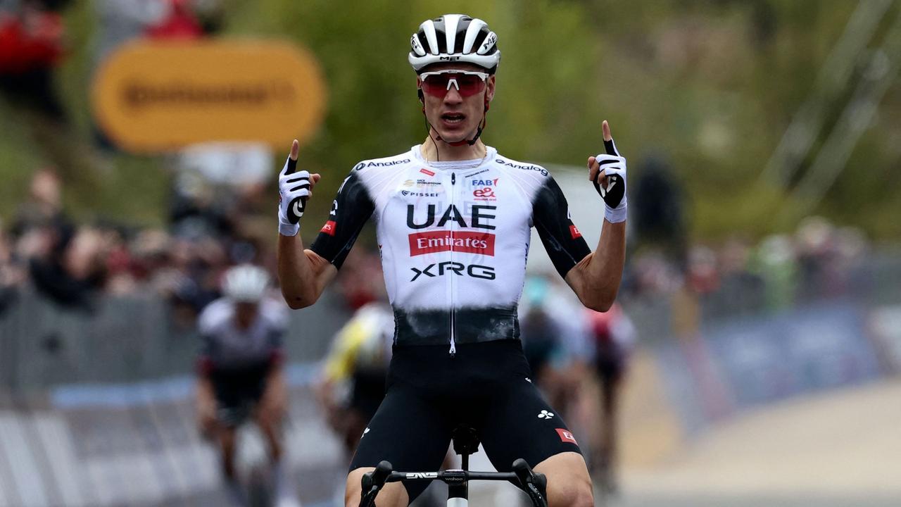 Juan Ayuso gana la primera llegada de la montaña al