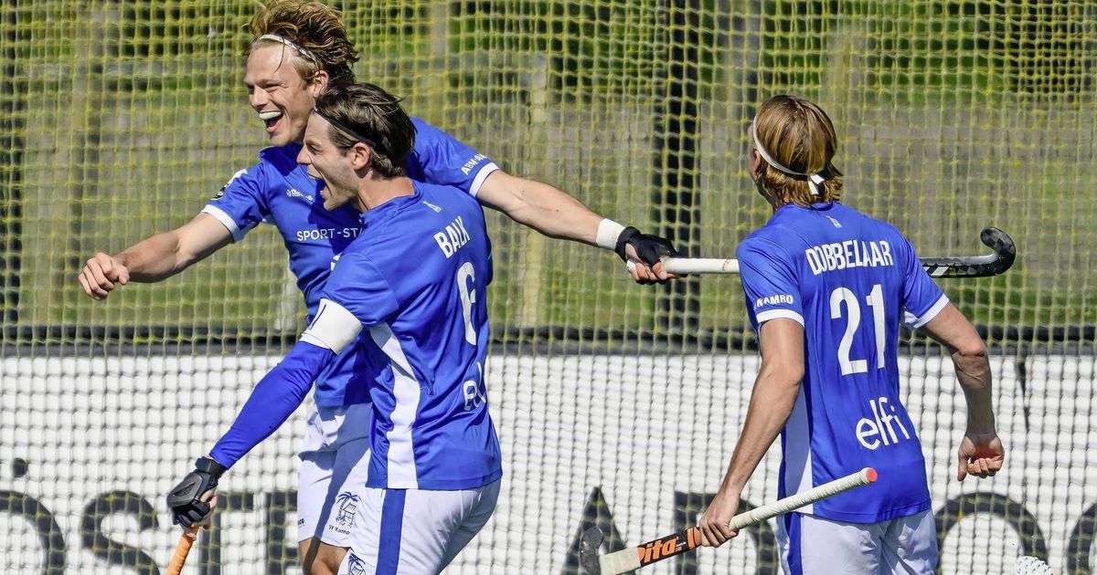 Jugadores de hockey Amsterdam en los play-offs de batalla final