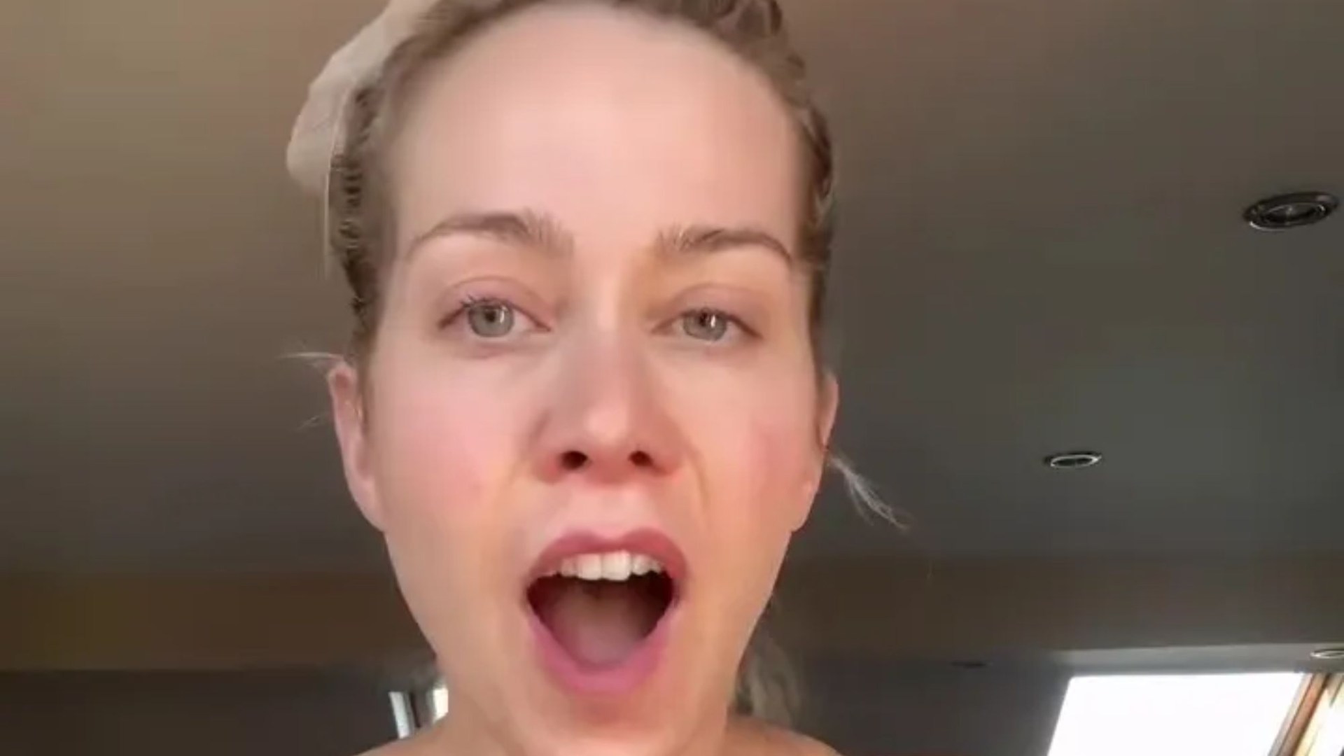 Kate Lawler sufre un error de vestuario de BAFTAS de