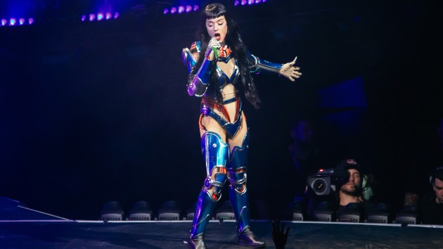 Katy Perry regresa a los críticos de su baile durante