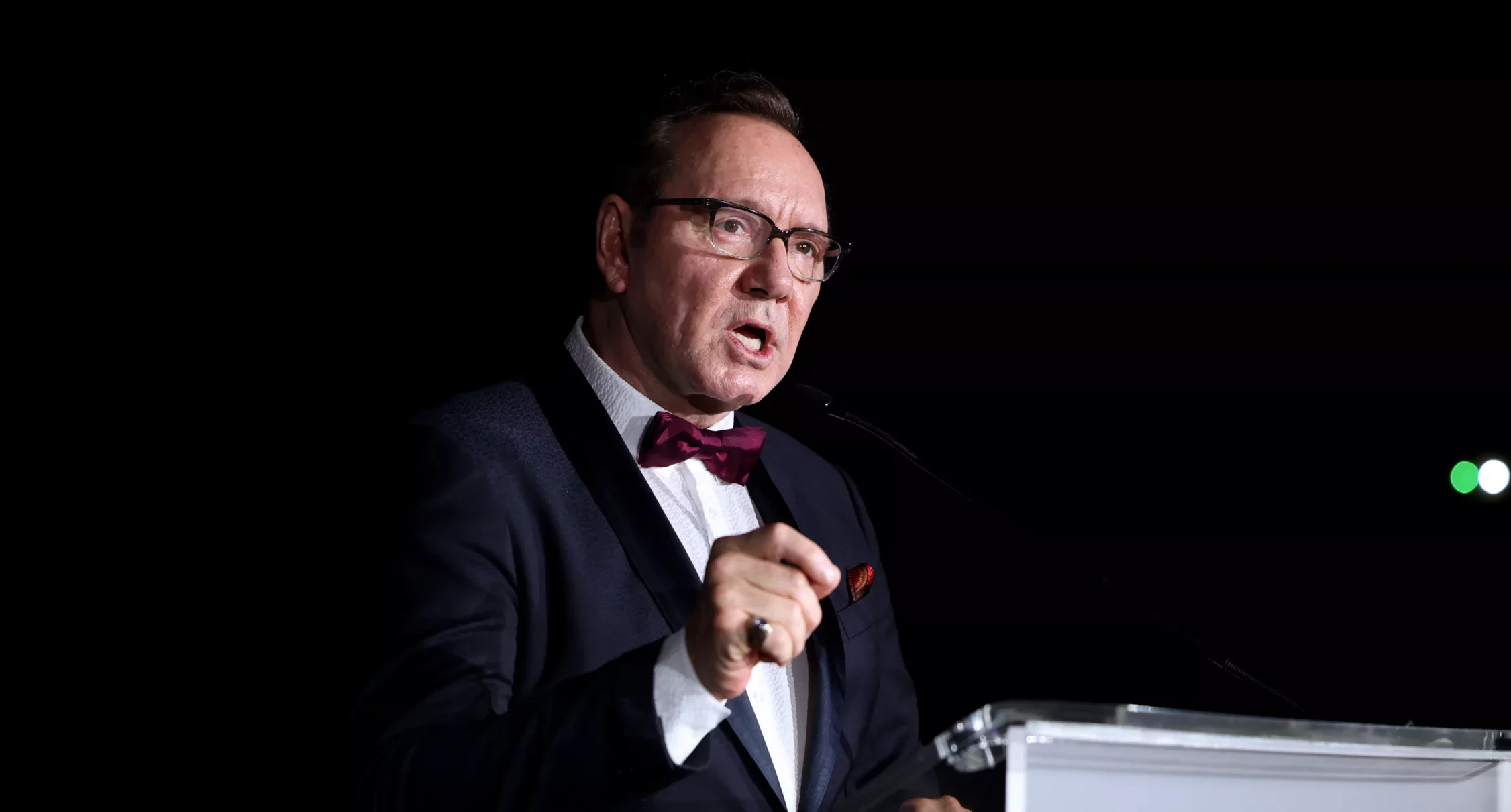 Kevin Spacey critica las cancelaciones "apresuradas" en el discurso de
