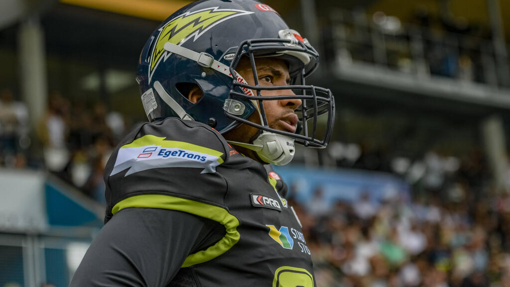 Kicker de los Falcons Lenny War en una entrevista