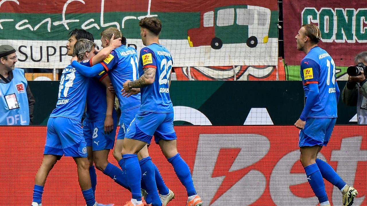 Kiel Dupes Augsburg y ejerce presión sobre Heidenheim