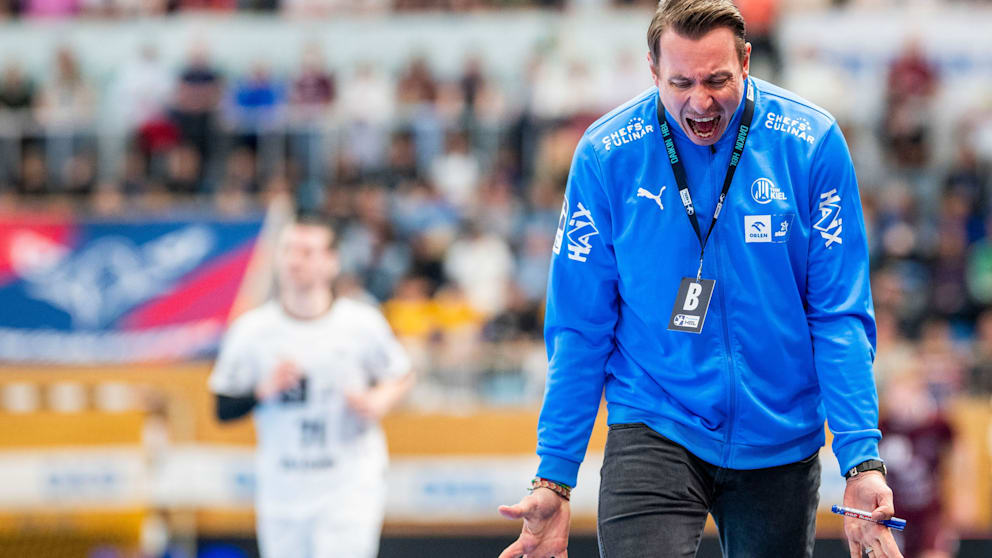 Kiels Trainer Filip Jicha (43) ist in der ersten Halbzeit stinksauer auf seinen Angriff