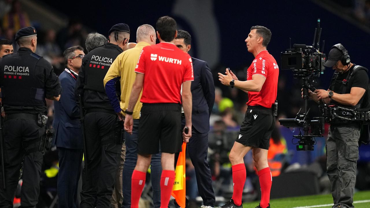 LA LIGA DE LA: COT se lleva a una multitud