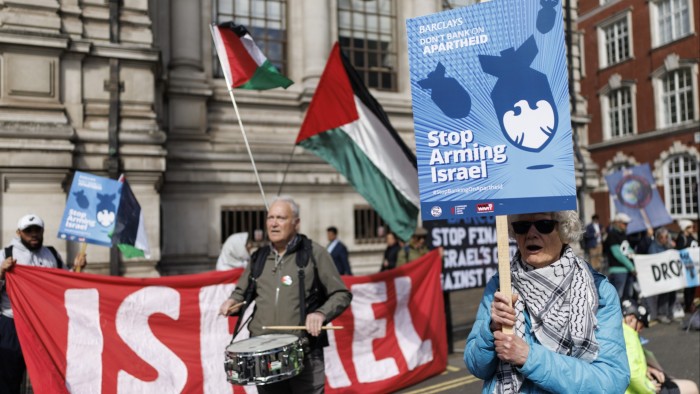 La AGM de Barclays interrumpida por los manifestantes pro-palestinos