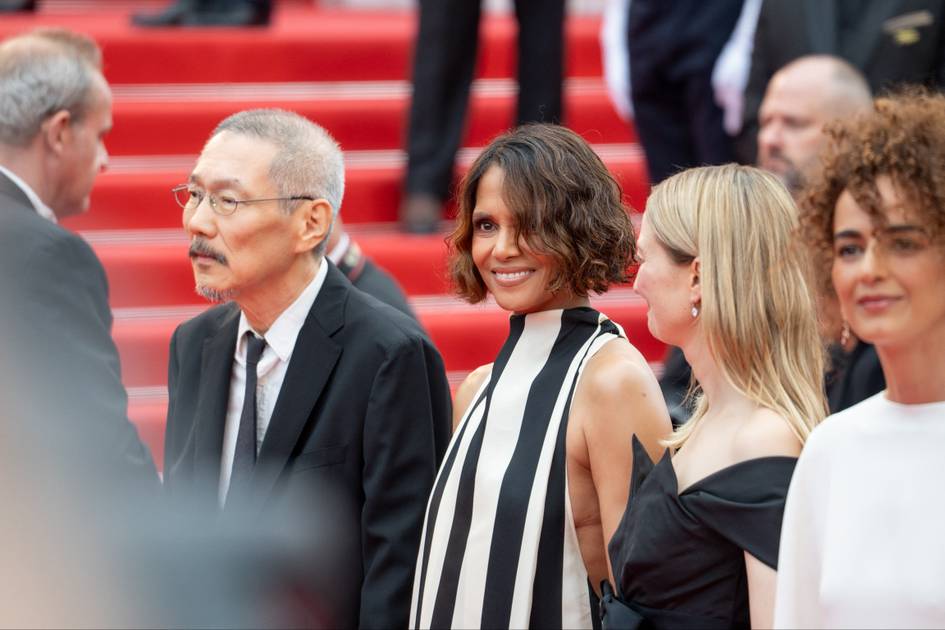 La actriz Halle Berry cambia el atuendo de Cannes para