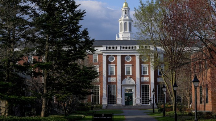 La administración Trump prohíbe a Harvard inscribir a estudiantes internacionales