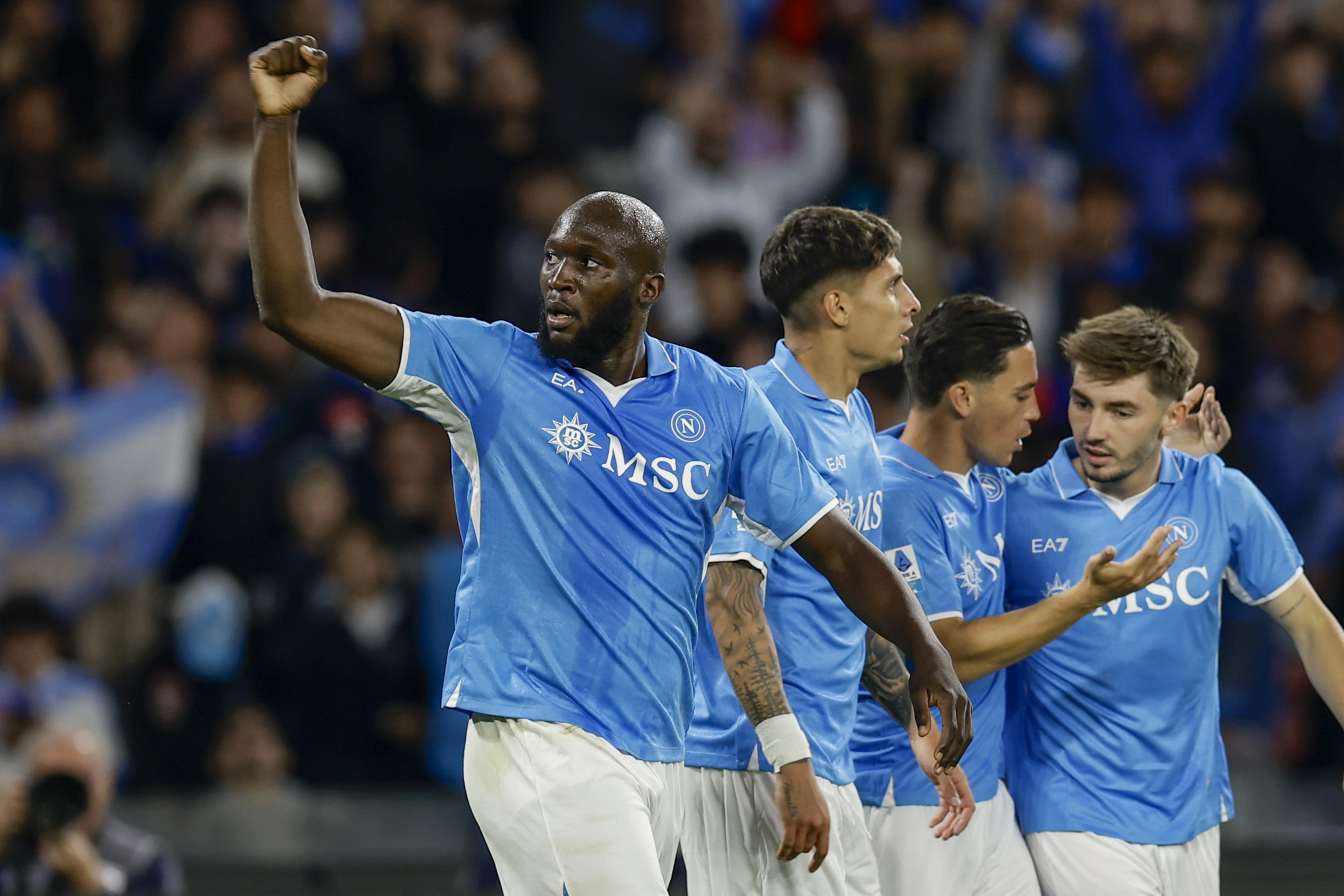 Romelu Lukaku de SSC Napoli celebra después de marcar un gol durante el partido de fútbol de la Serie A Bethaeen Naples y Génova en el Diego Armando Maradona Stadium en Nápoles, sur de Italia, el año 11 de mayo de 2025. Sport - Fútbol. (Foto de Alessandro Garofalo/Lapresse)