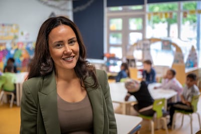 La directora de la escuela, Oriana ve a los estudiantes