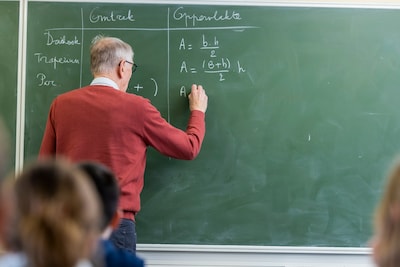 La escasez de maestros de holandeses y matemáticas en la