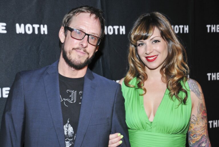 La esposa del bajista de Weezer aboga por "no culpable"