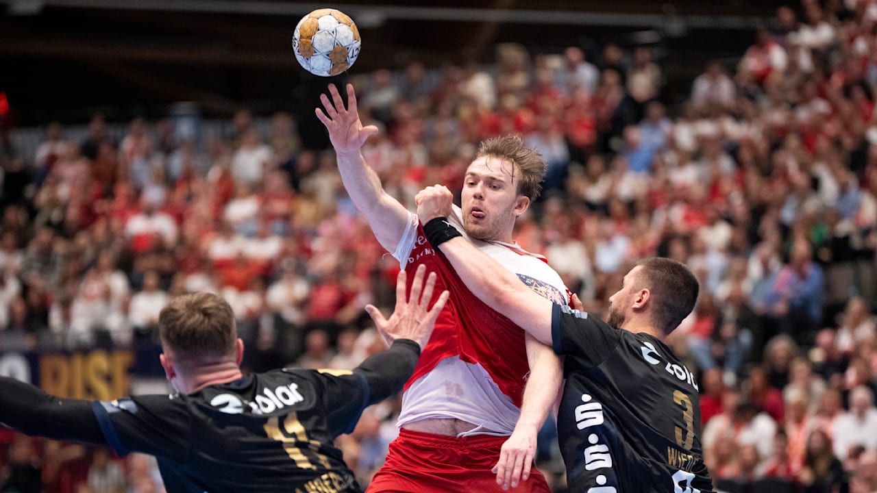 La estrella danesa del balonmano "tira del conector" - El