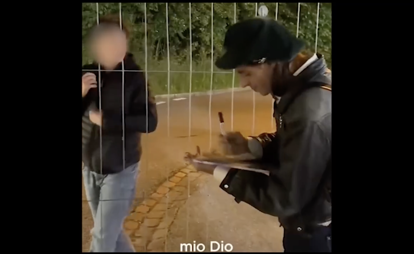 La fatiga del joven fanático fue recompensada. El cantante toscano