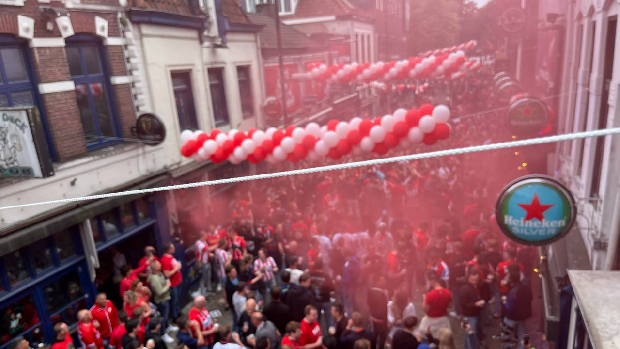 La fiebre del campeonato aumenta en Eindhoven, los primeros fanáticos