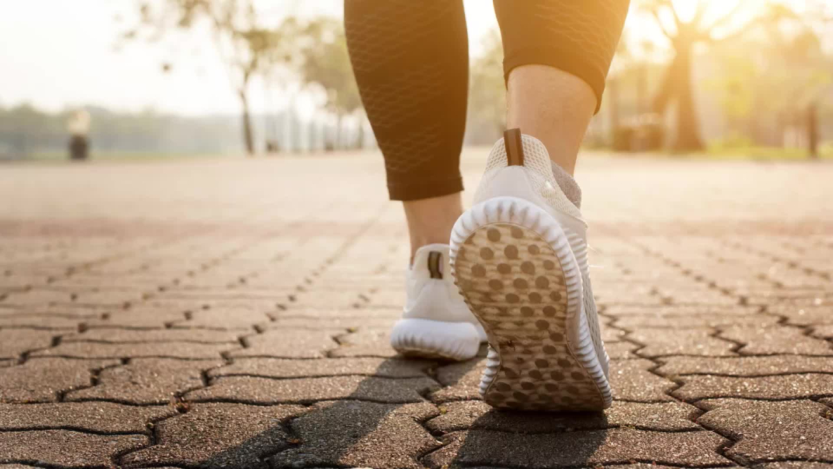 La importancia de caminar para el pozo físico y mental.