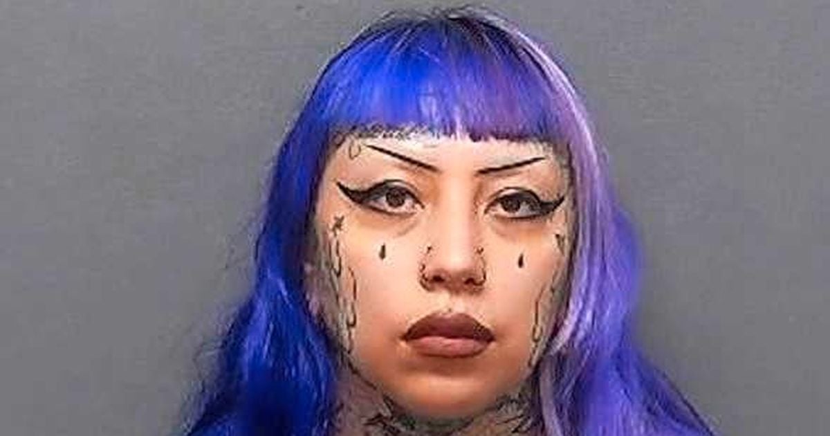 La madre ayuda a hijo con preparaciones posibles ataques en