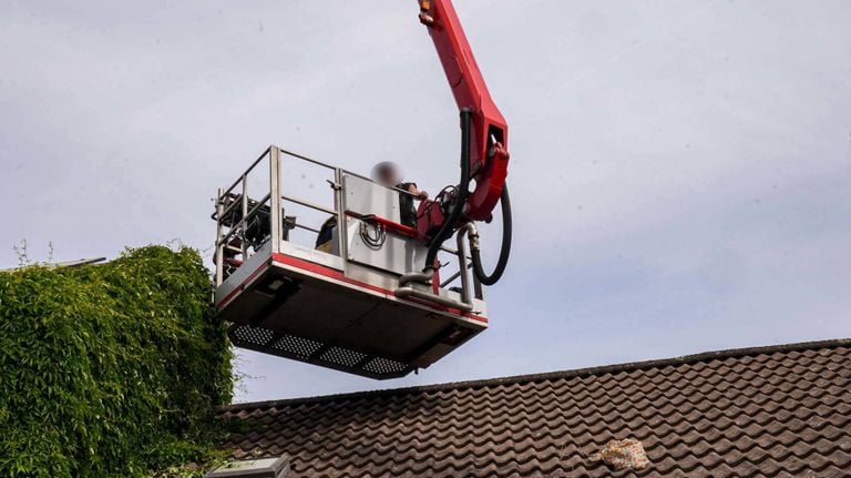 La mujer fue retirada del techo con una plataforma (Foto: Harrie Grikesels/Press Agency Heitink).