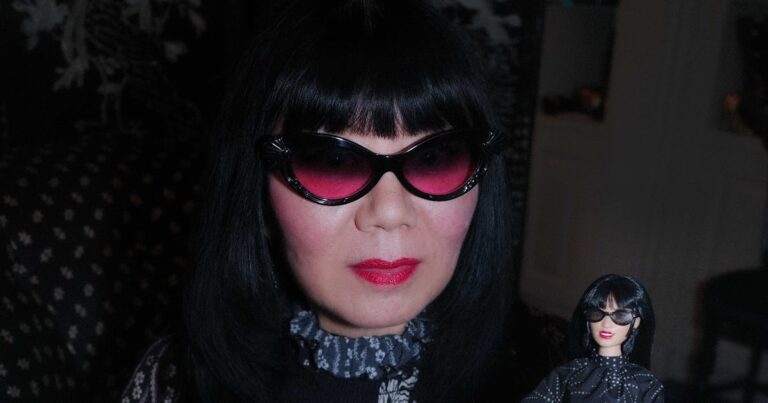 La muñeca Barbie de Anna Sui rockea sus estilos icónicos