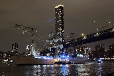 La nave de vela se une a un puente icónico