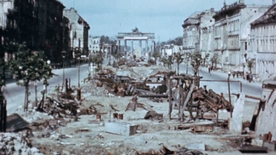 El destruido Berlín 1945. Puedes ver la puerta de Brandenburgo y una calle rota.