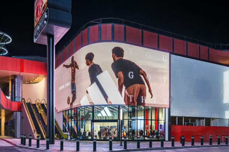 La rivalidad entre adidas y Puma se adapta en una