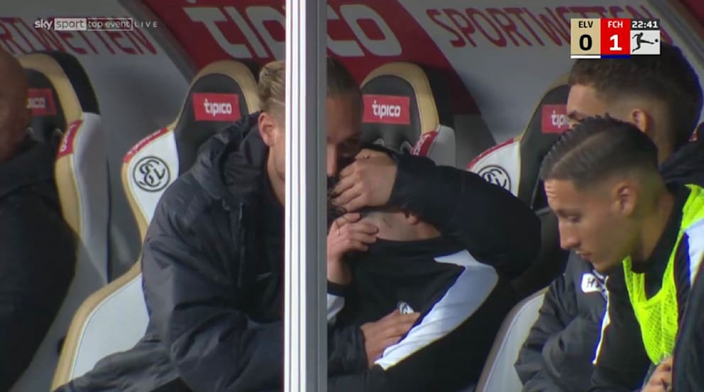 Semih Sahin weint auf der Ersatzbank