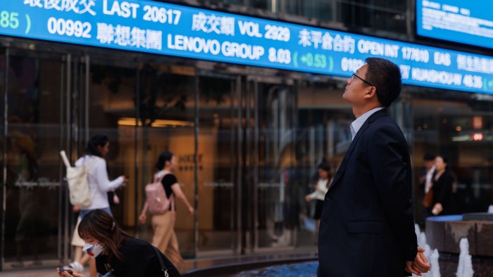 Las existencias de Hong Kong superan a China continental por