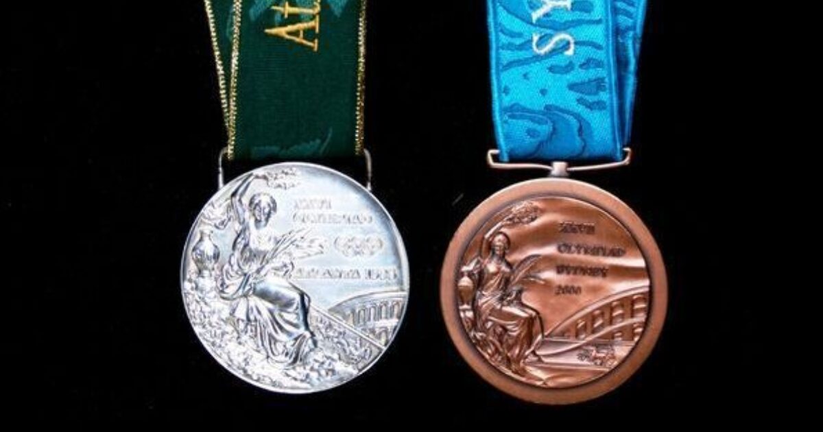 Las medallas olímpicas de Gella Vandeceye están apareciendo en el