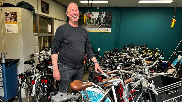 Twan Van Buul de Eindhoven es técnico de bicicletas y ayuda a las personas sin hogar a recuperar bicicletas (Foto: Foole del piso)