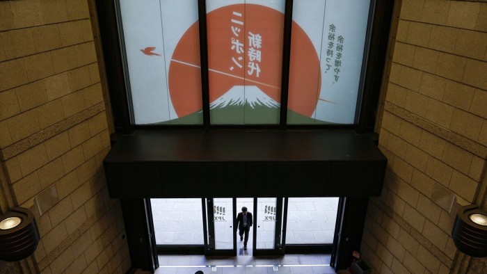Las recompras de acciones de Japón casi triple en abril