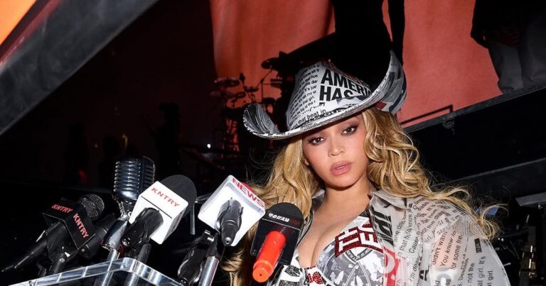 Las uñas cromadas de oro de Beyoncé son la máxima