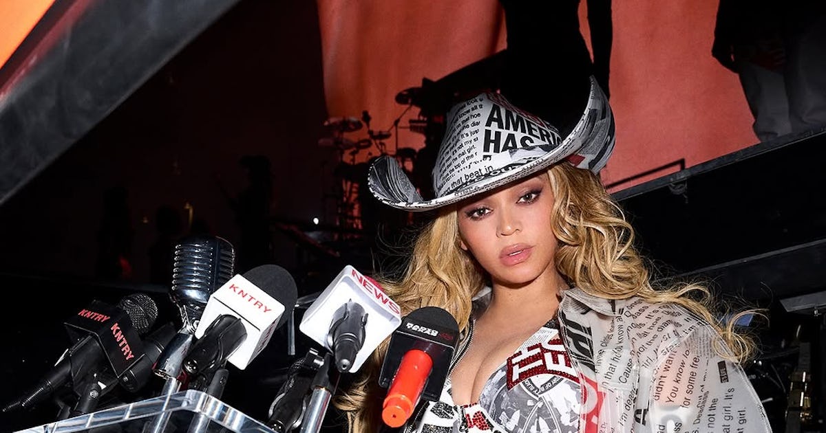 Las uñas cromadas de oro de Beyoncé son la máxima