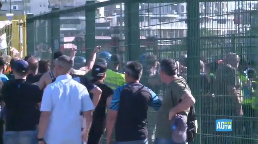 Lecce, enfrentamientos entre fanáticos napolitanos y agentes de la ley