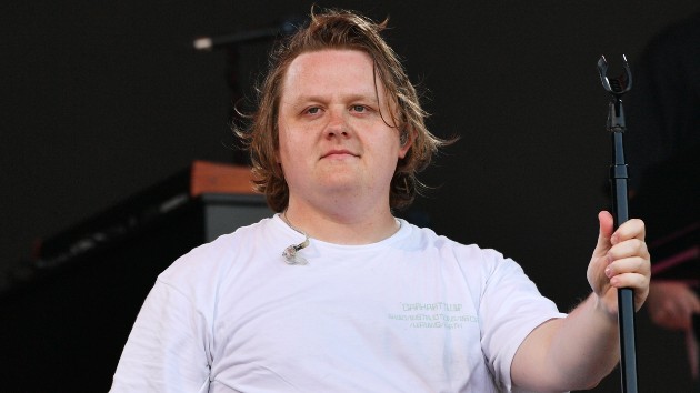 Lewis Capaldi da una actuación sorpresa en el concierto de