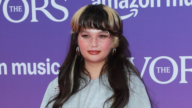 Lola Young canta U2 en la ceremonia de Ivors