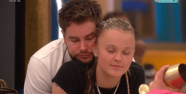 Chris Hughes y Jojo Siwa en un abrazo cercano.