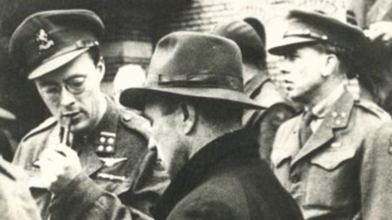 Jan Borghouts (con Hat) y el Príncipe Bernhard para el Hotel 'de Wereld' en Wageningen (Foto: NIMH).